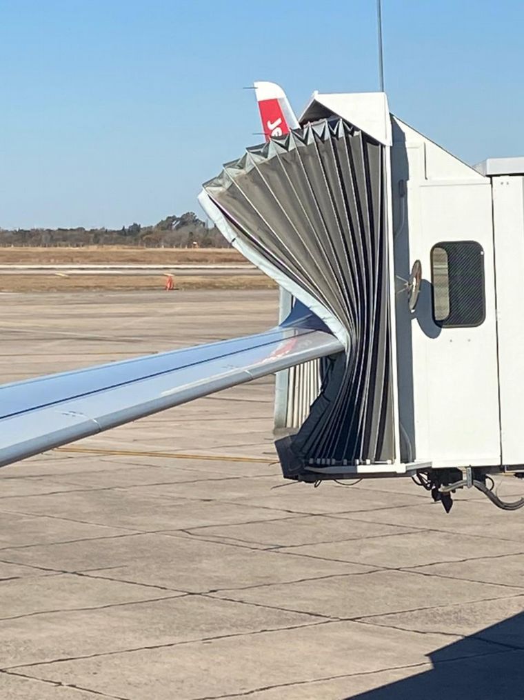 Accidente viral en el Aeropuerto de Córdoba: Un avión chocó con una manga • Canal C